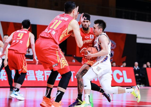 浙江队翻盘青岛队，布克统治全场